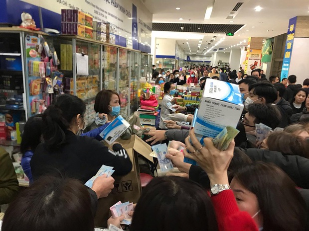 Công an vào cuộc vụ chợ thuốc Hapulico đồng loạt treo biển “không bán khẩu trang, nước rửa tay, miễn hỏi” - Ảnh 2. Công an vào cuộc vụ chợ thuốc Hapulico đồng loạt treo biển “không bán khẩu trang, nước rửa tay, miễn hỏi” - Ảnh 2.