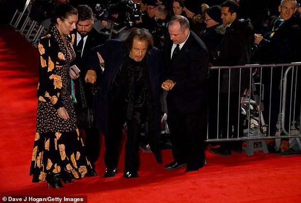 Thảm đỏ gây sốc BAFTAs: Góa phụ đen lấn át cả Công nương Anh, con gái Johnny Depp hở phản cảm bên dàn sao nữ thảm họa - Ảnh 11.