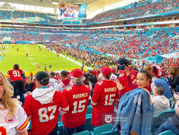 Hoàng Thùy Linh - Trọng Hiếu quẩy tới bến trước màn song ca huyền thoại của Jennifer Lopez và Shakira tại Super Bowl 2020 - Ảnh 4.