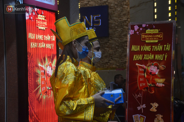 Chùm ảnh: Người Hà Nội đội mưa rét, đeo khẩu trang đi mua vàng ngày vía thần tài từ 3 giờ sáng - Ảnh 7.