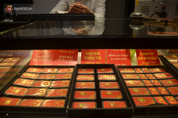 Chùm ảnh: Người Hà Nội đội mưa rét, đeo khẩu trang đi mua vàng ngày vía thần tài từ 3 giờ sáng - Ảnh 10.