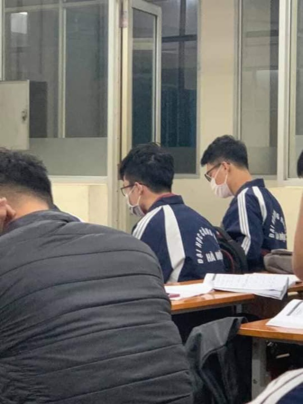 Không được nghỉ học tránh virus Corona, sinh viên Y - Công nghiệp khóc thét vì phải lên thành phố sớm, đeo khẩu trang cả ngày đi học - Ảnh 2. Không được nghỉ học tránh virus Corona, sinh viên Y - Công nghiệp khóc thét vì phải lên thành phố sớm, đeo khẩu trang cả ngày đi học - Ảnh 2.