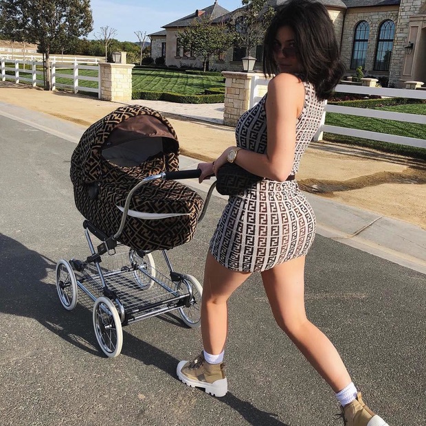 The reincarnated golden girl in the village calls out Kylie Jenner's daughter's name: Going on a 6000 billion cruise, birthday gift is a huge park - Photo 2.