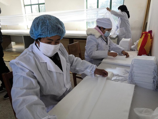 Tình nguyện viên Trung Quốc đồng lòng sản xuất khẩu trang, hỗ trợ chống dịch bệnh corona: Trong cơn bĩ cực mới thấy tấm lòng - Ảnh 2. Tình nguyện viên Trung Quốc đồng lòng sản xuất khẩu trang, hỗ trợ chống dịch bệnh corona: Trong cơn bĩ cực mới thấy tấm lòng - Ảnh 2.
