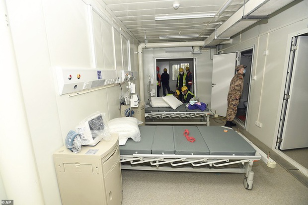 Virus corona: Bên trong bệnh viện dã chiến 1.000 giường vừa được xây dựng thần tốc tại Vũ Hán - Ảnh 4.