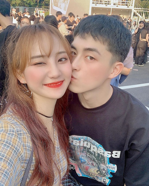 Tới sân xem Son Heung-min chơi bóng, cô nàng fan hâm mộ khiến dân tình ngỡ ngàng bởi gương mặt xinh đẹp, nụ cười tươi rói - Ảnh 9. Tới sân xem Son Heung-min chơi bóng, cô nàng fan hâm mộ khiến dân tình ngỡ ngàng bởi gương mặt xinh đẹp, nụ cười tươi rói - Ảnh 9.