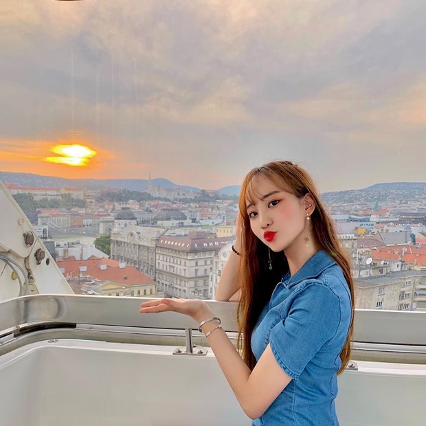 Tới sân xem Son Heung-min chơi bóng, cô nàng fan hâm mộ khiến dân tình ngỡ ngàng bởi gương mặt xinh đẹp, nụ cười tươi rói - Ảnh 10. Tới sân xem Son Heung-min chơi bóng, cô nàng fan hâm mộ khiến dân tình ngỡ ngàng bởi gương mặt xinh đẹp, nụ cười tươi rói - Ảnh 10.