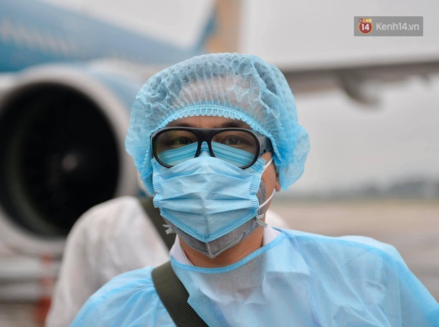 Cận cảnh việc khử trùng trên chuyến bay từ Hồng Kong về Việt Nam để phòng dịch virus corona - Ảnh 3. Cận cảnh việc khử trùng trên chuyến bay từ Hồng Kong về Việt Nam để phòng dịch virus corona - Ảnh 3.