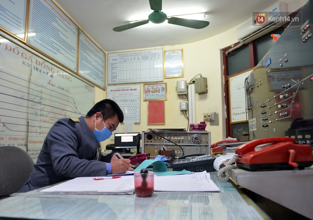Chuyến tàu liên vận từ Trung Quốc vào Việt Nam chỉ với 2 người, một người bị từ chối nhập cảnh, một người được cách ly - Ảnh 2. Chuyến tàu liên vận từ Trung Quốc vào Việt Nam chỉ với 2 người, một người bị từ chối nhập cảnh, một người được cách ly - Ảnh 2.