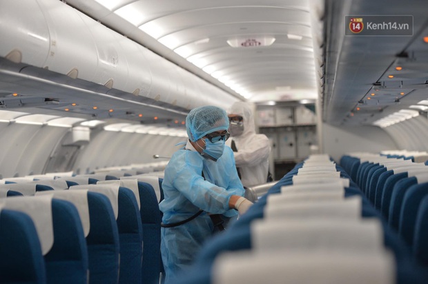 Cận cảnh việc khử trùng trên chuyến bay từ Hồng Kong về Việt Nam để phòng dịch virus corona - Ảnh 5. Cận cảnh việc khử trùng trên chuyến bay từ Hồng Kong về Việt Nam để phòng dịch virus corona - Ảnh 5.
