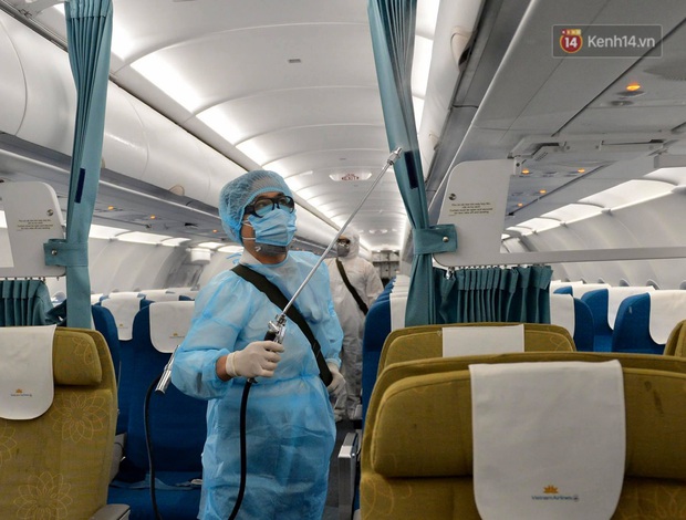 Cận cảnh việc khử trùng trên chuyến bay từ Hồng Kong về Việt Nam để phòng dịch virus corona - Ảnh 4. Cận cảnh việc khử trùng trên chuyến bay từ Hồng Kong về Việt Nam để phòng dịch virus corona - Ảnh 4.