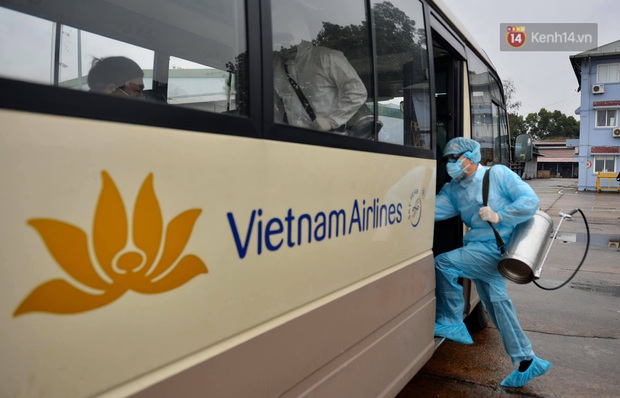 Cận cảnh việc khử trùng trên chuyến bay từ Hồng Kong về Việt Nam để phòng dịch virus corona - Ảnh 10. Cận cảnh việc khử trùng trên chuyến bay từ Hồng Kong về Việt Nam để phòng dịch virus corona - Ảnh 10.