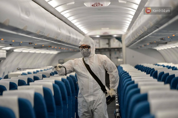 Cận cảnh việc khử trùng trên chuyến bay từ Hồng Kong về Việt Nam để phòng dịch virus corona - Ảnh 6. Cận cảnh việc khử trùng trên chuyến bay từ Hồng Kong về Việt Nam để phòng dịch virus corona - Ảnh 6.