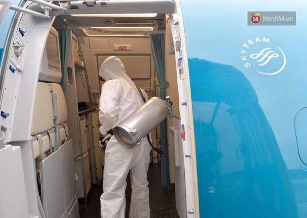 Cận cảnh việc khử trùng trên chuyến bay từ Hồng Kong về Việt Nam để phòng dịch virus corona - Ảnh 7. Cận cảnh việc khử trùng trên chuyến bay từ Hồng Kong về Việt Nam để phòng dịch virus corona - Ảnh 7.