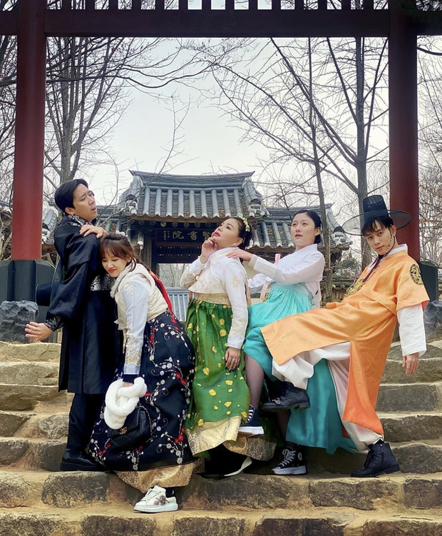 Xem dàn sao Bố già pose hình với hanbok: diễn sâu thì cực đỉnh nhưng khi lầy thì không ai bằng - Ảnh 6. Xem dàn sao Bố già pose hình với hanbok: diễn sâu thì cực đỉnh nhưng khi lầy thì không ai bằng - Ảnh 6.