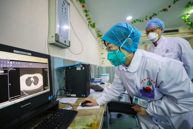 Nữ bác sĩ đầu tiên phát hiện ra virus corona, từng tham gia chiến đấu chống lại SARS giờ trở thành anh hùng của người dân Trung Quốc: Tôi khóc cạn nước mắt của cả đời rồi - Ảnh 2. Nữ bác sĩ đầu tiên phát hiện ra virus corona, từng tham gia chiến đấu chống lại SARS giờ trở thành anh hùng của người dân Trung Quốc: Tôi khóc cạn nước mắt của cả đời rồi - Ảnh 2.