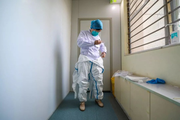 Nữ bác sĩ đầu tiên phát hiện ra virus corona, từng tham gia chiến đấu chống lại SARS giờ trở thành anh hùng của người dân Trung Quốc: Tôi khóc cạn nước mắt của cả đời rồi - Ảnh 4. Nữ bác sĩ đầu tiên phát hiện ra virus corona, từng tham gia chiến đấu chống lại SARS giờ trở thành anh hùng của người dân Trung Quốc: Tôi khóc cạn nước mắt của cả đời rồi - Ảnh 4.
