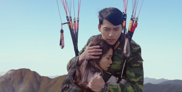 5 lần Hyun Bin cứu mạng Son Ye Jin trong Crash Landing On You: Hết nhận làm hôn thê lại cưỡng hôn chị đẹp? - Ảnh 8.