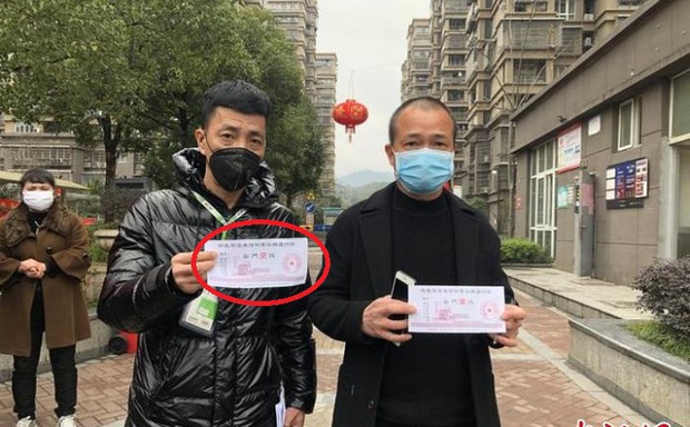 Địa phương Trung Quốc phát thẻ thông hành như tem phiếu bao cấp, nghiêm ngặt hạn chế người dân đi lại - Ảnh 2. Địa phương Trung Quốc phát thẻ thông hành như tem phiếu bao cấp, nghiêm ngặt hạn chế người dân đi lại - Ảnh 2.
