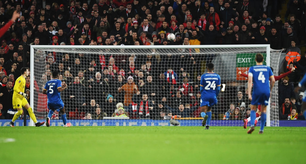 Phát hiện thú vị: Ngoài đội hình ra sân trẻ nhất lịch sử, Liverpool đi tiếp ở cúp lâu đời nhất thế giới nhờ 2 bàn phản lưới nhà “cực khó đỡ” đều từ các cựu thành viên MU - Ảnh 3. Phát hiện thú vị: Ngoài đội hình ra sân trẻ nhất lịch sử, Liverpool đi tiếp ở cúp lâu đời nhất thế giới nhờ 2 bàn phản lưới nhà “cực khó đỡ” đều từ các cựu thành viên MU - Ảnh 3.