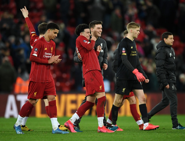 Phát hiện thú vị: Ngoài đội hình ra sân trẻ nhất lịch sử, Liverpool đi tiếp ở cúp lâu đời nhất thế giới nhờ 2 bàn phản lưới nhà “cực khó đỡ” đều từ các cựu thành viên MU - Ảnh 2. Phát hiện thú vị: Ngoài đội hình ra sân trẻ nhất lịch sử, Liverpool đi tiếp ở cúp lâu đời nhất thế giới nhờ 2 bàn phản lưới nhà “cực khó đỡ” đều từ các cựu thành viên MU - Ảnh 2.