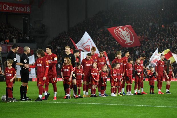 Phát hiện thú vị: Ngoài đội hình ra sân trẻ nhất lịch sử, Liverpool đi tiếp ở cúp lâu đời nhất thế giới nhờ 2 bàn phản lưới nhà “cực khó đỡ” đều từ các cựu thành viên MU - Ảnh 1. Phát hiện thú vị: Ngoài đội hình ra sân trẻ nhất lịch sử, Liverpool đi tiếp ở cúp lâu đời nhất thế giới nhờ 2 bàn phản lưới nhà “cực khó đỡ” đều từ các cựu thành viên MU - Ảnh 1.