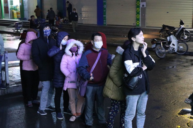 Hà Nội: Hàng trăm cư dân chung cư xếp hàng dưới trời mưa lạnh giữa đêm khuya để mua khẩu trang - Ảnh 8.
