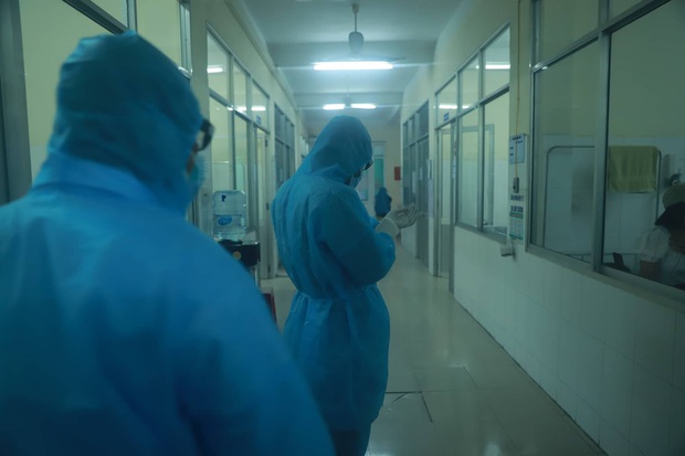 Chủ tịch Đà Nẵng vào khu cách ly thăm các bệnh nhân nghi nhiễm virus Corona - Ảnh 3.