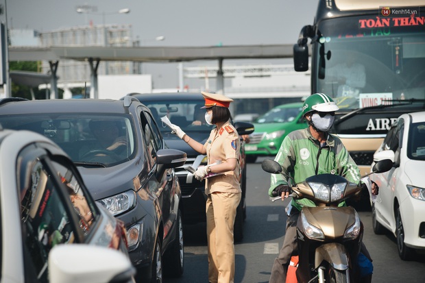 Hành khách đi sân bay Tân Sơn Nhất bất ngờ khi được các “bóng hồng” CSGT đội nắng phát khẩu trang miễn phí - Ảnh 8. Hành khách đi sân bay Tân Sơn Nhất bất ngờ khi được các “bóng hồng” CSGT đội nắng phát khẩu trang miễn phí - Ảnh 8.