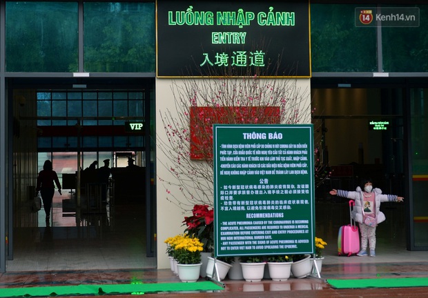 Cận cảnh quá trình kiểm tra những người nhập cảnh từ Trung Quốc về Việt Nam qua cửa khẩu Hữu Nghị - Ảnh 1. Cận cảnh quá trình kiểm tra những người nhập cảnh từ Trung Quốc về Việt Nam qua cửa khẩu Hữu Nghị - Ảnh 1.