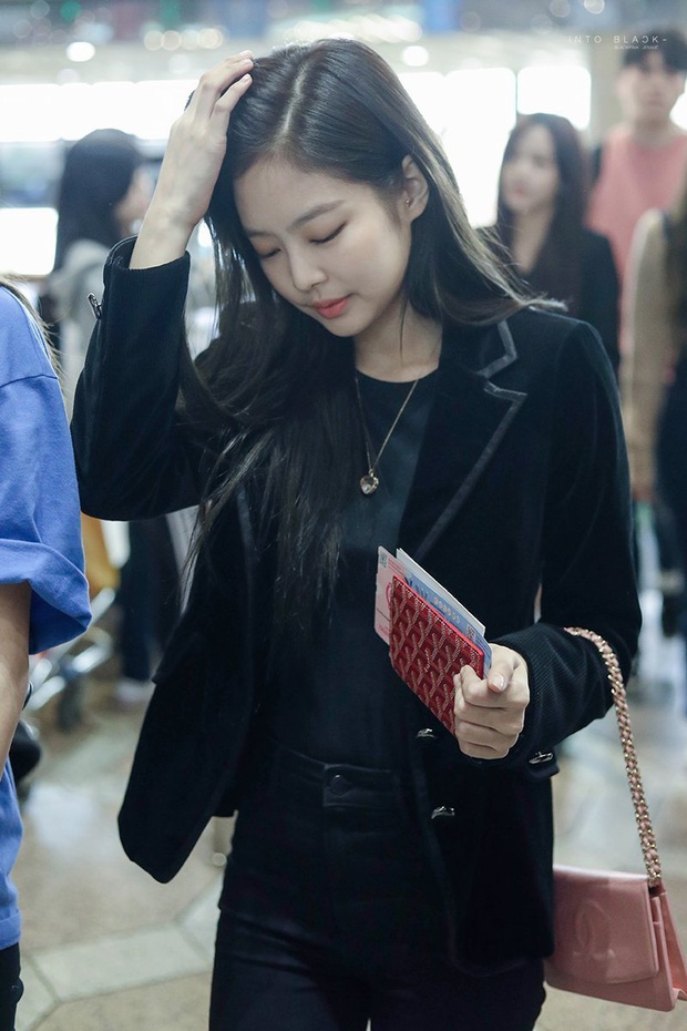 blackpink-jennie-airport-fashion-27-march-2018-gimpo-8-15808363784191945044524.jpg