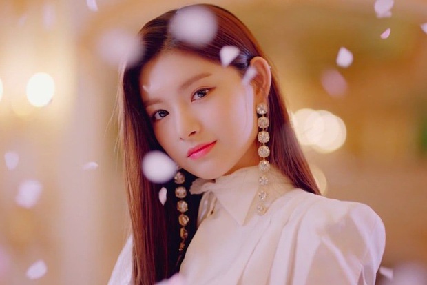 EVERGLOW đúng là muốn kế vị BLACKPINK, đến kịch bản A và những người bạn cũng y hệt khi nhìn vào cách chia line và thời lượng lên hình? - Ảnh 16. EVERGLOW đúng là muốn kế vị BLACKPINK, đến kịch bản A và những người bạn cũng y hệt khi nhìn vào cách chia line và thời lượng lên hình? - Ảnh 16.