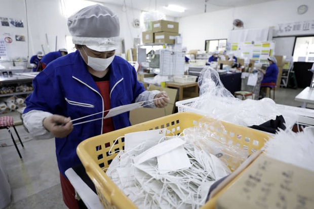 Không tăng giá, không găm hàng, Chủ tịch một hãng sản xuất khẩu trang Nhật Bản còn cúi đầu xin lỗi vì không sản xuất đủ đáp ứng nhu cầu người dân - Ảnh 2. Không tăng giá, không găm hàng, Chủ tịch một hãng sản xuất khẩu trang Nhật Bản còn cúi đầu xin lỗi vì không sản xuất đủ đáp ứng nhu cầu người dân - Ảnh 2.