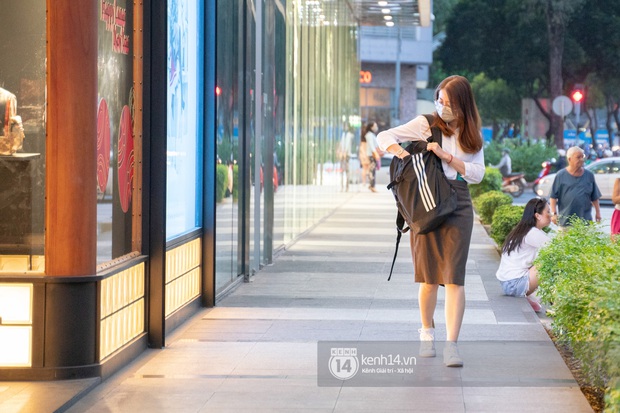 Sài Gòn: Loạt trung tâm thương mại đình đám vắng hoe trong những ngày đại dịch Corona, đi tới đâu cũng thấy… chiếc khẩu trang hiện diện - Ảnh 2. Sài Gòn: Loạt trung tâm thương mại đình đám vắng hoe trong những ngày đại dịch Corona, đi tới đâu cũng thấy… chiếc khẩu trang hiện diện - Ảnh 2.