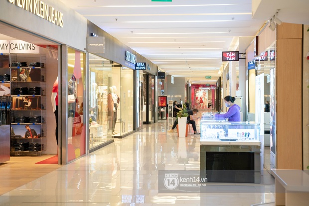 Sài Gòn: Loạt trung tâm thương mại đình đám vắng hoe trong những ngày đại dịch Corona, đi tới đâu cũng thấy… chiếc khẩu trang hiện diện - Ảnh 18. Sài Gòn: Loạt trung tâm thương mại đình đám vắng hoe trong những ngày đại dịch Corona, đi tới đâu cũng thấy… chiếc khẩu trang hiện diện - Ảnh 18.