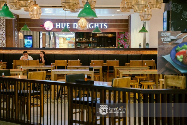 Sài Gòn: Loạt trung tâm thương mại đình đám vắng hoe trong những ngày đại dịch Corona, đi tới đâu cũng thấy… chiếc khẩu trang hiện diện - Ảnh 17. Sài Gòn: Loạt trung tâm thương mại đình đám vắng hoe trong những ngày đại dịch Corona, đi tới đâu cũng thấy… chiếc khẩu trang hiện diện - Ảnh 17.