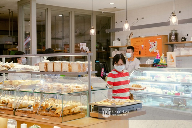 Sài Gòn: Loạt trung tâm thương mại đình đám vắng hoe trong những ngày đại dịch Corona, đi tới đâu cũng thấy… chiếc khẩu trang hiện diện - Ảnh 21. Sài Gòn: Loạt trung tâm thương mại đình đám vắng hoe trong những ngày đại dịch Corona, đi tới đâu cũng thấy… chiếc khẩu trang hiện diện - Ảnh 21.