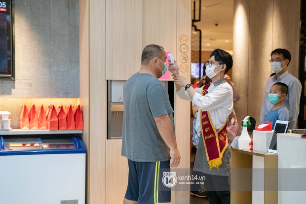 Sài Gòn: Loạt trung tâm thương mại đình đám vắng hoe trong những ngày đại dịch Corona, đi tới đâu cũng thấy… chiếc khẩu trang hiện diện - Ảnh 25. Sài Gòn: Loạt trung tâm thương mại đình đám vắng hoe trong những ngày đại dịch Corona, đi tới đâu cũng thấy… chiếc khẩu trang hiện diện - Ảnh 25.