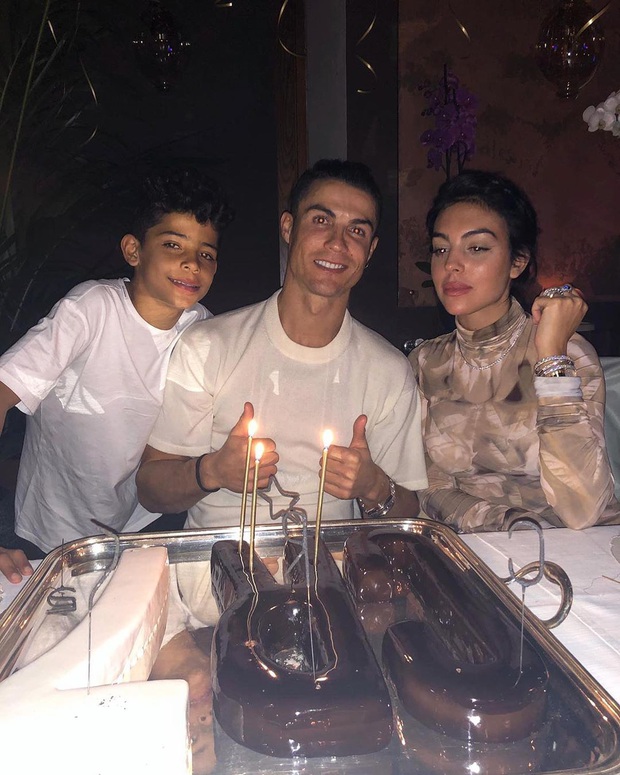 Góc bạn gái nhà người ta: Sinh nhật tuổi 35, Ronaldo được Georgina tặng hẳn siêu xe đắt tiền, rồi ngỡ ngàng tột độ trước hàng loạt bất ngờ sau đó - Ảnh 3. Góc bạn gái nhà người ta: Sinh nhật tuổi 35, Ronaldo được Georgina tặng hẳn siêu xe đắt tiền, rồi ngỡ ngàng tột độ trước hàng loạt bất ngờ sau đó - Ảnh 3.