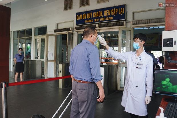 Khách đến TP. HCM bằng đường sắt đều được kiểm tra thân nhiệt để phòng dịch virus corona - Ảnh 6. Khách đến TP. HCM bằng đường sắt đều được kiểm tra thân nhiệt để phòng dịch virus corona - Ảnh 6.