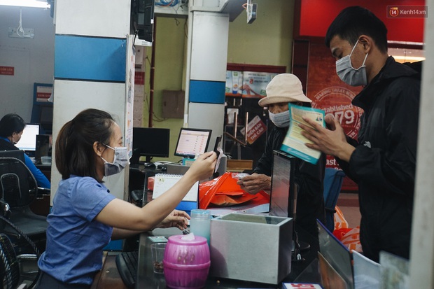Khách đến TP. HCM bằng đường sắt đều được kiểm tra thân nhiệt để phòng dịch virus corona - Ảnh 11. Khách đến TP. HCM bằng đường sắt đều được kiểm tra thân nhiệt để phòng dịch virus corona - Ảnh 11.