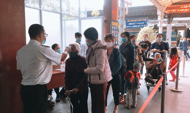 Khách đến TP. HCM bằng đường sắt đều được kiểm tra thân nhiệt để phòng dịch virus corona - Ảnh 2. Khách đến TP. HCM bằng đường sắt đều được kiểm tra thân nhiệt để phòng dịch virus corona - Ảnh 2.