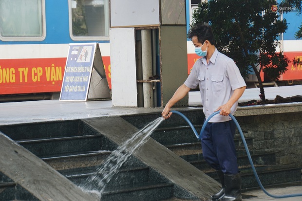 Khách đến TP. HCM bằng đường sắt đều được kiểm tra thân nhiệt để phòng dịch virus corona - Ảnh 8. Khách đến TP. HCM bằng đường sắt đều được kiểm tra thân nhiệt để phòng dịch virus corona - Ảnh 8.