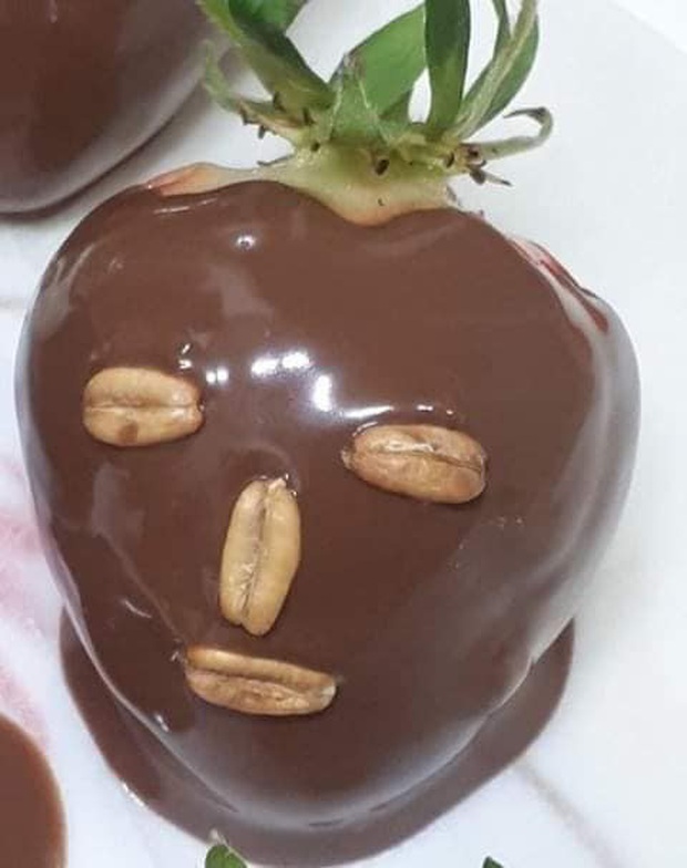 Dâu tây đắp mask chocolate phiên bản sai trái mùa Valentine: Shop nào bán cái này đề nghị có tâm chút, không thì lứa đôi chia lìa! - Ảnh 2. Dâu tây đắp mask chocolate phiên bản sai trái mùa Valentine: Shop nào bán cái này đề nghị có tâm chút, không thì lứa đôi chia lìa! - Ảnh 2.