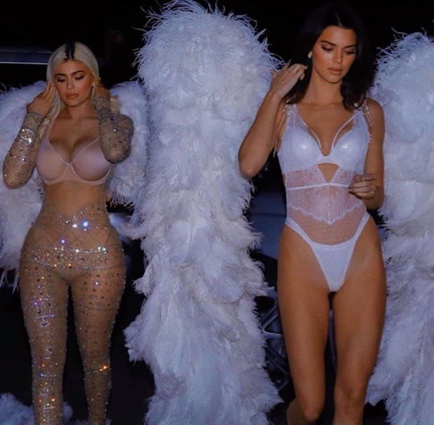 Hot trở lại loạt ảnh Kylie - Kendall Jenner cosplay Victorias Secret: Kylie ngồn ngộn bị Kendall mình dây lấn át? - Ảnh 2.