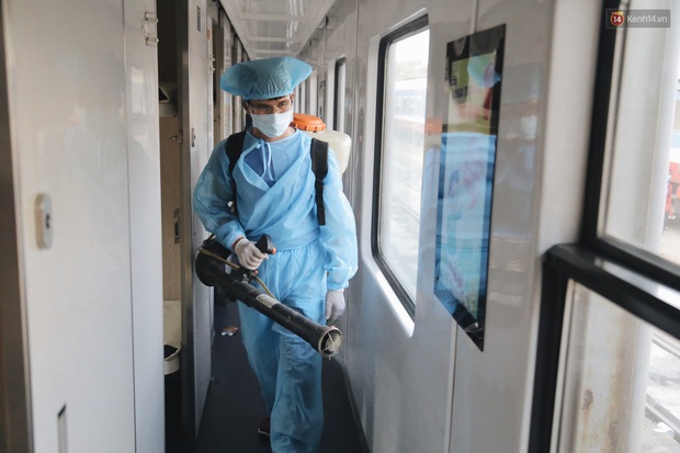 Ảnh: Xịt khử trùng tận giường nằm trong toa tàu hoả tại ga Sài Gòn để chống virus Corona - Ảnh 15.