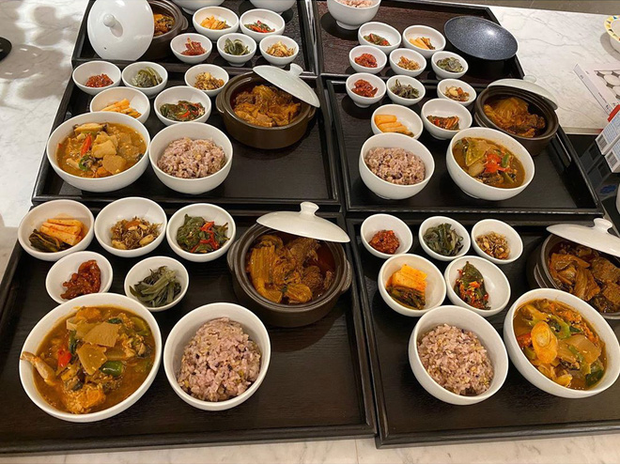 Mỹ nhân Vườn sao băng lên top 1 Naver vì ảnh khoe bàn tiệc tự nấu: Toàn món xa xỉ nhất thế giới, đúng là tiệc nhà giàu - Ảnh 3.