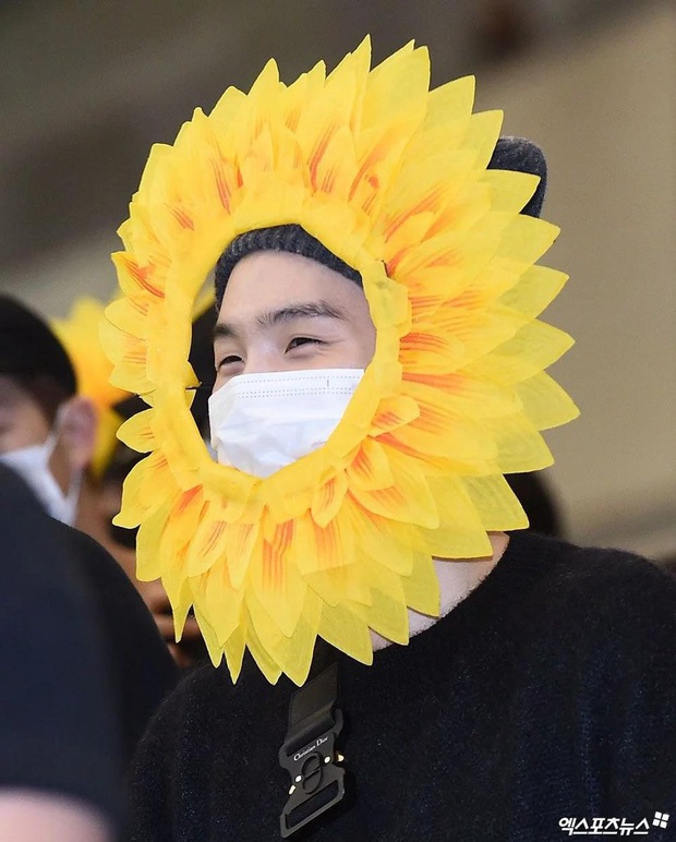Cuối cùng fan cũng biết được lý do vì sao 3 mỹ nam BTS lại hóa thành... hoa hướng dương tại sân bay! - Ảnh 2. Cuối cùng fan cũng biết được lý do vì sao 3 mỹ nam BTS lại hóa thành... hoa hướng dương tại sân bay! - Ảnh 2.