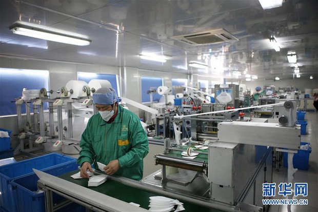 “Cháy” khẩu trang, dung dịch sát khuẩn, gạo vì virus corona - Ảnh 2. “Cháy” khẩu trang, dung dịch sát khuẩn, gạo vì virus corona - Ảnh 2.