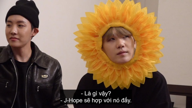 Cuối cùng fan cũng biết được lý do vì sao 3 mỹ nam BTS lại hóa thành... hoa hướng dương tại sân bay! - Ảnh 4. Cuối cùng fan cũng biết được lý do vì sao 3 mỹ nam BTS lại hóa thành... hoa hướng dương tại sân bay! - Ảnh 4.